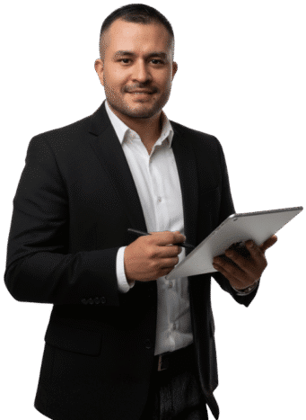 Imagen principal de la pagina de inicio, muestra Roman con un Ipad inspirando el uso de la tecnologia en los procesos empresariales.