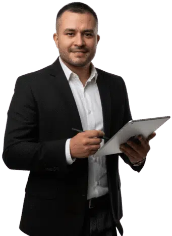 Imagen principal de la pagina de inicio, muestra Roman con un Ipad inspirando el uso de la tecnologia en los procesos empresariales.